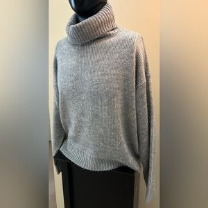 Beautiful Dee Elly gray pullover sweater turtleneck - size L - like new